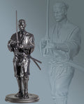Statue de Miyamoto Musashi, le légendaire guerrier samouraï, figure historique inspirante pour de nombreuses générations. (Fait main, résine UV)