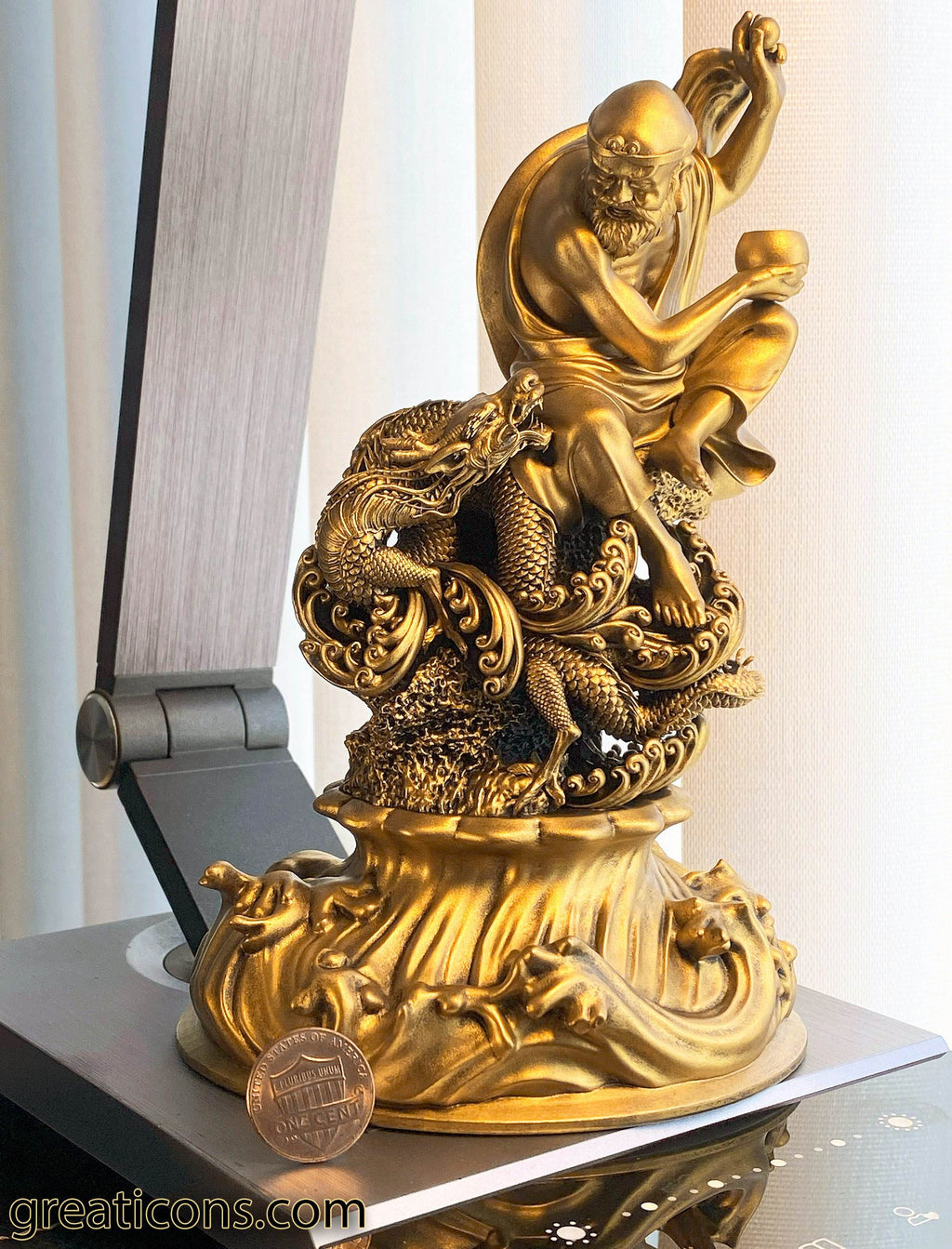 Statue de Bodhidharma, moine bouddhiste et fondateur du zen, jouant avec un dragon. (Fait main, résine UV)