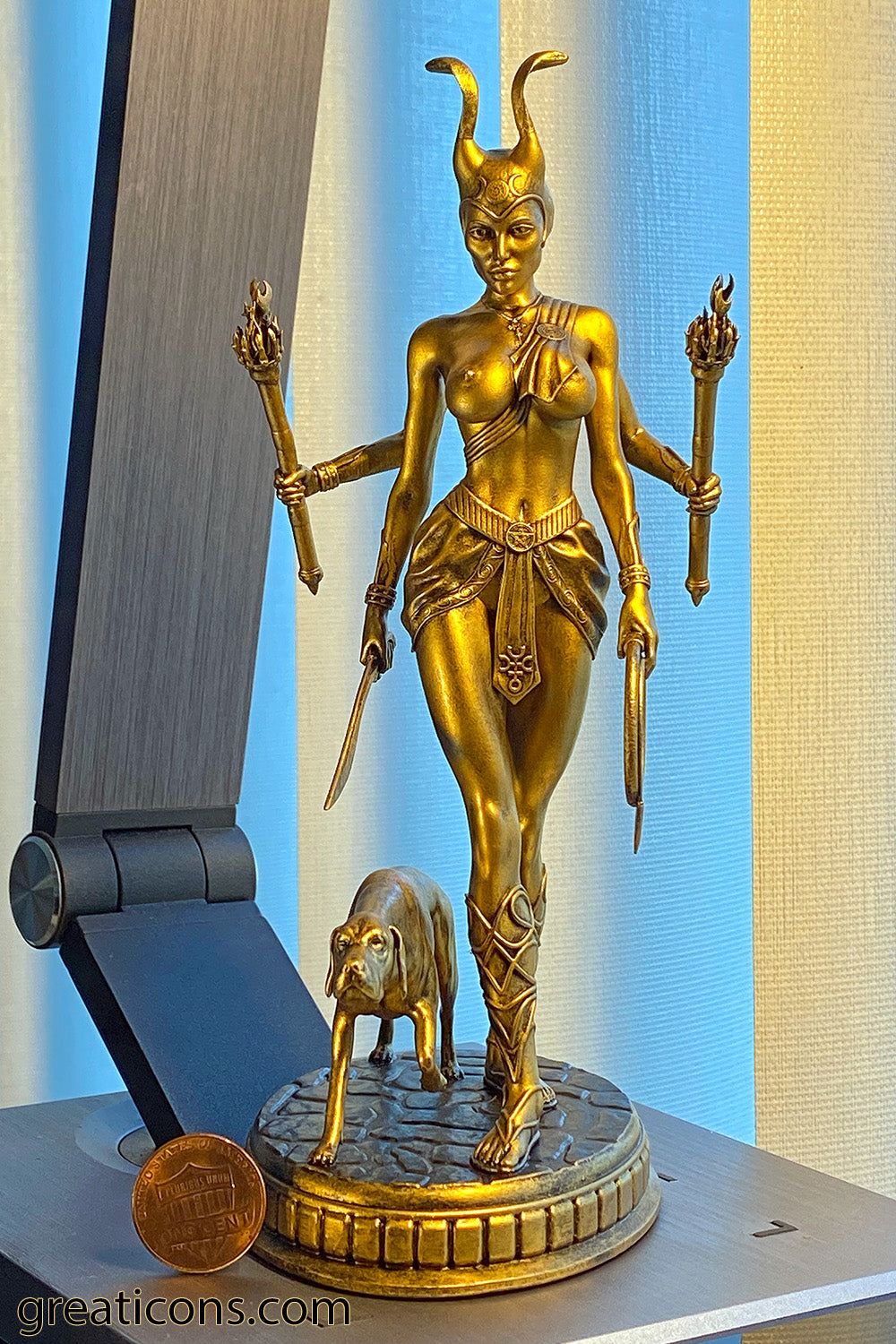 Statue d'Hécate, déesse grecque de la magie, de la nuit, de la lune, de la sorcellerie et de la nécromancie. (Fait main, résine UV, 2 variantes)