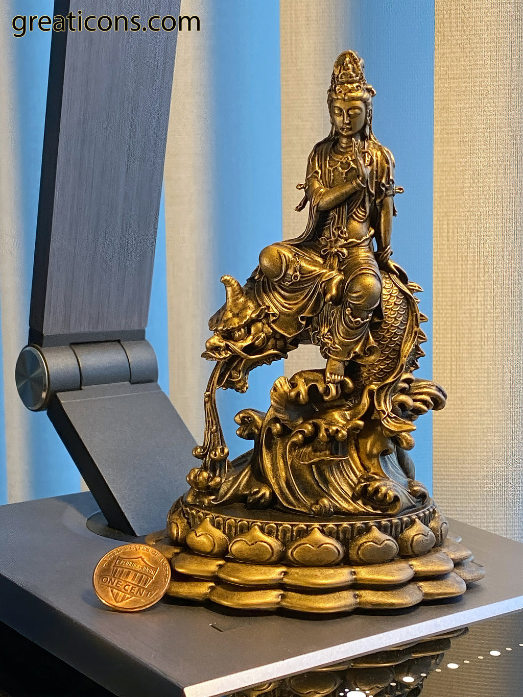 Statue de Guan Yin. Déesse de la Miséricorde, Bodhisattva de la Compassion chevauchant un poisson-dragon. (Fait main, résine UV)