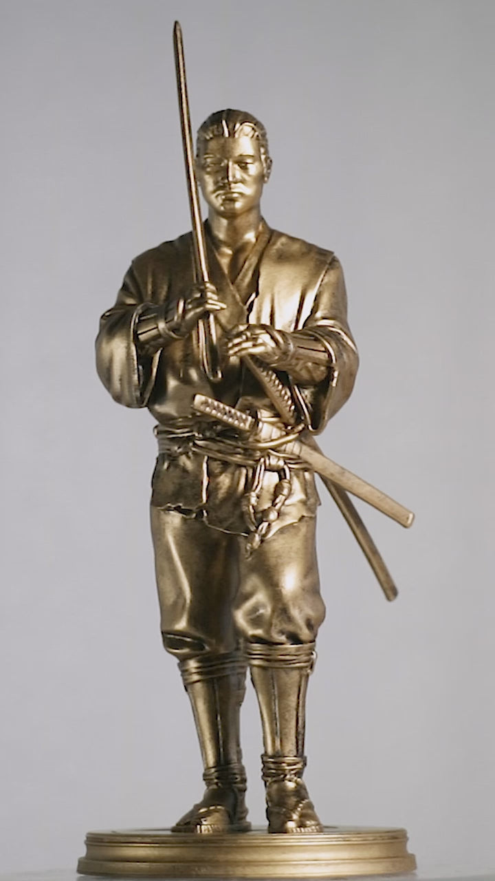 Statue de Miyamoto Musashi, le légendaire guerrier samouraï, figure historique inspirante pour de nombreuses générations. (Fait main, résine UV)