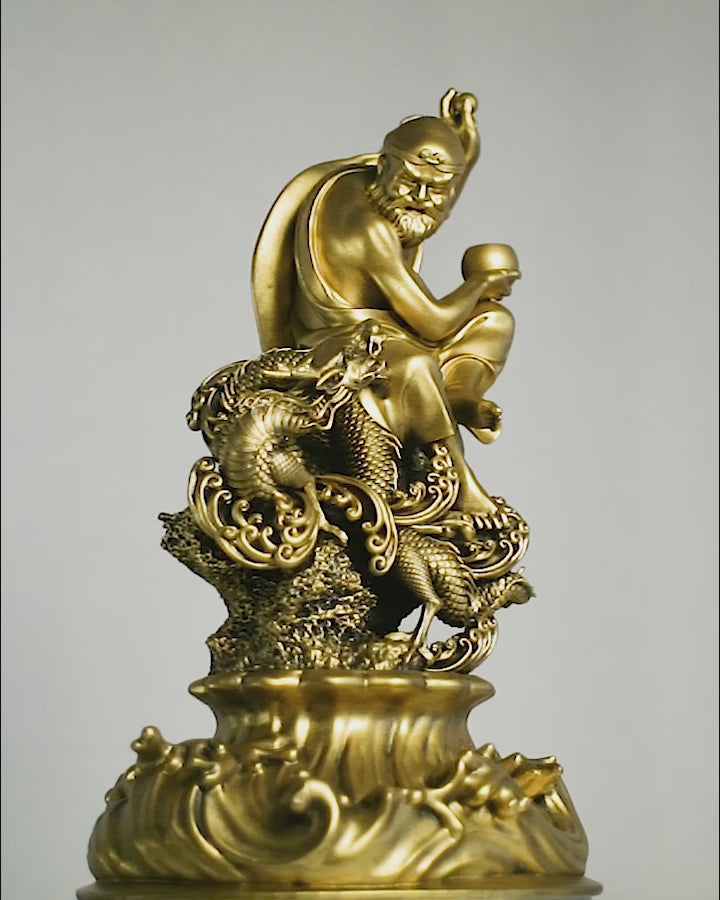 Statue de Bodhidharma, moine bouddhiste et fondateur du zen, jouant avec un dragon. (Fait main, résine UV)